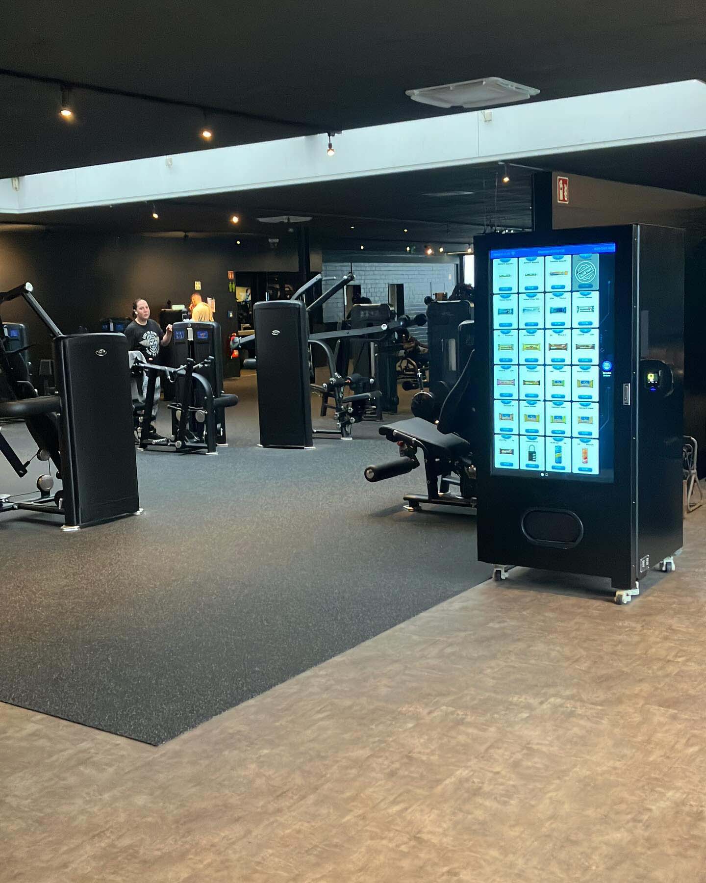 Weimi 55'inch touchscreen vending machine in gym